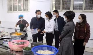 Lỏng lẻo trong kiểm soát nguồn gốc thực phẩm suất ăn bán trú học sinh