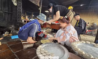 Đi chợ Tết ở quê: Thích nhất được ăn quà