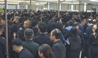 Dòng người xếp hàng vào viếng ông Hoàng Nam Tiến
