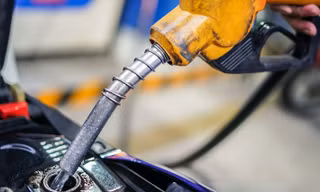 Giá xăng dầu Việt Nam rẻ hơn các nước, xuất hiện nạn gom hàng bán qua biên giới