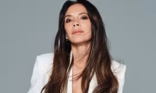 Victoria Beckham hồi sinh thời trang thập niên 1990