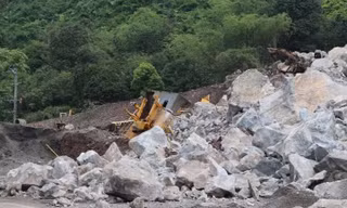 Mỏ đá sạt lở, vùi lấp nhiều máy móc ở Thái Nguyên