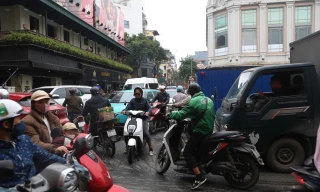 Hà Nội: Dựng ‘lô cốt’ xây bể ngầm chống ngập, khu vực chợ Hàng Da kẹt xe