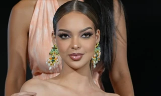 Thí sinh Hoa hậu Hòa bình ngồi xe lăn trình diễn thời trang 