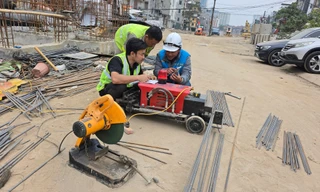 Hà Nội: Công nhân làm việc xuyên Tết trên công trường Vành đai 1