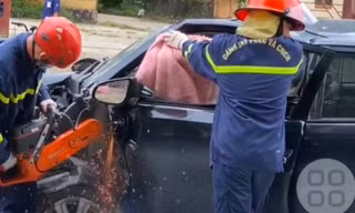  2 ô tô đâm nhau, phải cắt cánh xe đưa nạn nhân ra ngoài 