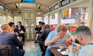 Đám cưới xưa, ăn phở, cà phê trên 'tàu điện leng keng' tại Hà Nội