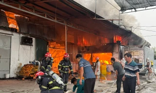 Hà Nội: Cháy lớn tại kho xưởng bánh kẹo xã Hương Sơn