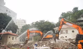 Phá dỡ công trình phía Đông hồ Hoàn Kiếm, liên tục phun nước dập bụi