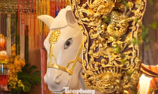 Hàng nghìn người đổ về đền Bạch Mã xin lộc