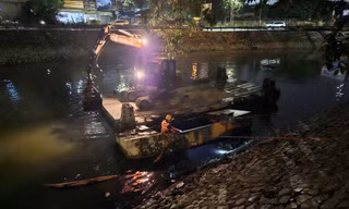 Hà Nội: Xuyên đêm nạo vét bùn trên sông Kim Ngưu