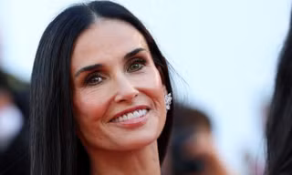 'Người phụ nữ đẹp nhất thế giới' biến Cannes thành sàn diễn riêng với loạt váy áo gây choáng