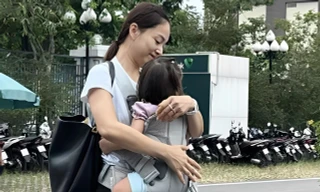 Lan Phương địu con đến phiên tòa xử ly hôn