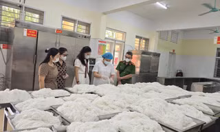 Hà Nội kiểm tra chất lượng bữa ăn bán trú các trường tiểu học