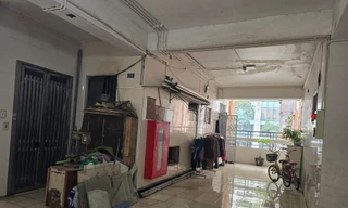 Hà Nội: Cận cảnh hành lang, cầu thang thoát hiểm của chung cư biến thành nhà kho