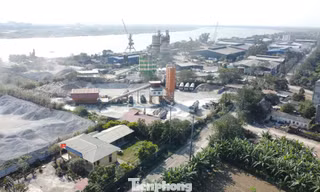 Lãnh đạo bị kiểm điểm, trạm bê tông trái phép ven sông Hồng vẫn hoạt động