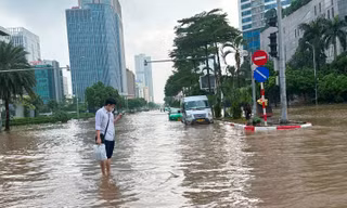 Sau 3 ngày mưa, Hà Nội còn nhiều điểm ngập, có nơi sâu 1m