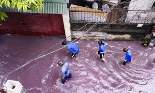 Chủ tịch Hà Nội chỉ đạo kiểm tra dòng nước đỏ bốc mùi chảy vào nhà dân