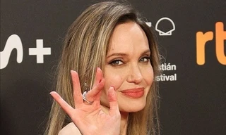 Angelina Jolie gây sốt
