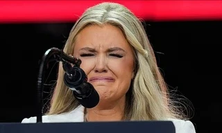 Hoa hậu Mỹ ôm Tổng thống Trump khóc trong lễ tưởng niệm 