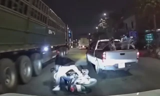 Ba người may mắn thoát nạn sau khi bị tạt đầu: Có thể xem xét hành vi 'giết người' chưa đạt của tài xế xe bán tải