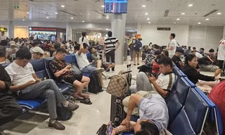 Mưa giông bất ngờ ở TPHCM, hàng loạt chuyến bay bị ảnh hưởng
