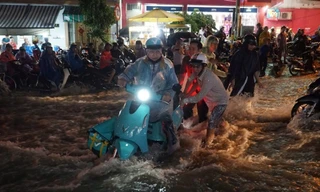 Nước chảy xiết cuốn trôi xe máy, người dân TPHCM lao vào giải cứu