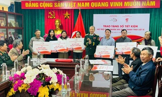 Trao sổ tiết kiệm cho thân nhân 16 gia đình liệt sĩ