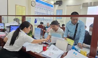Hà Nội: Hồ sơ chờ nhiều, phó chủ tịch phường ‘ký không xuể’