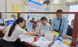 Hà Nội: Hồ sơ chờ nhiều, phó chủ tịch phường ‘ký không xuể’