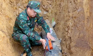 Quả bom 'khủng' còn nguyên kíp nổ nằm dưới móng nhà dân