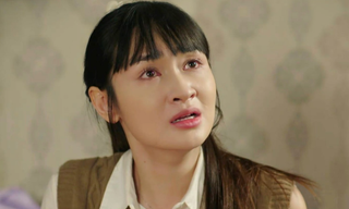 Trang rơi vào tình huống xấu hổ, bất lực nhưng lại không được chị an ủi.