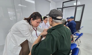 Hà Nội: Hơn 500 người có công, người cao tuổi được khám, tư vấn và cấp phát thuốc miễn phí
