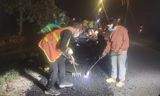 Nhóm tình nguyện ‘vá’ đường đêm Giao thừa