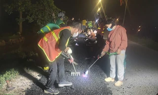 Nhóm tình nguyện ‘vá’ đường đêm Giao thừa