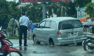 Hà Nội: Ô tô 7 chỗ sụt 'hố tử thần' trên đường Nguyễn Chí Thanh