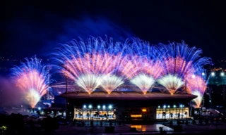 Đêm nghệ thuật 'Dưới lá cờ vẻ vang của Đảng' và màn trình diễn pháo hoa chưa từng có