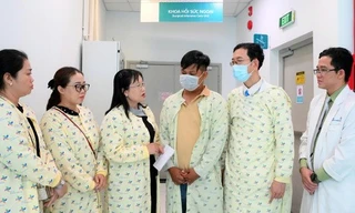 Vụ phóng hỏa đốt phòng trọ: Nhiều bác sĩ khẩn trương cứu 2 cháu bé