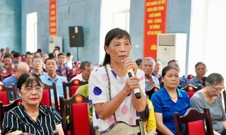 Hồ sơ xin cấp 'sổ đỏ' qua 3 đời chủ tịch phường chưa xong, chính quyền 2 cấp cam kết sẽ 'có' trong tháng 8