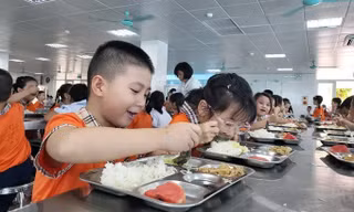 Hà Nội lập đoàn kiểm tra đột xuất bữa ăn bán trú học sinh sau ồn ào rau 'phù phép'