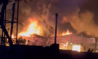 Xưởng nhựa bốc cháy ngùn ngụt trong đêm