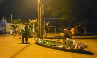 Hà Nội: Hàng trăm hộ chạy lũ trong đêm