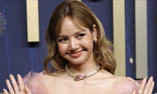 Lisa (BlackPink) giữa dàn mỹ nhân mặc hở bạo