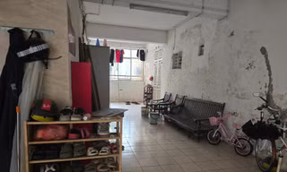 Hà Nội: Cận cảnh hành lang, cầu thang thoát hiểm của chung cư biến thành nhà kho 