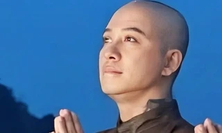 Tuấn Hưng xuống tóc trên đỉnh Yên Tử