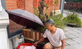 Hai bé sơ sinh đặt trong lồng bàn bị bỏ rơi trước cổng chùa ở Hà Nội