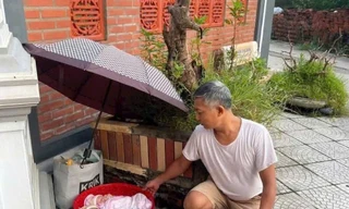 Hai bé sơ sinh đặt trong lồng bàn bị bỏ rơi trước cổng chùa ở Hà Nội