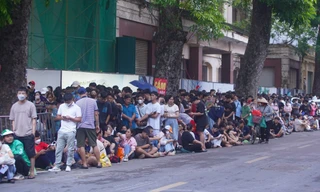 Hàng nghìn người đội mưa xuyên đêm trước cửa Nhà hát Lớn