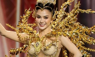 Thí sinh xiếc khỉ, trườn bò trên sân khấu Hoa hậu Hòa bình