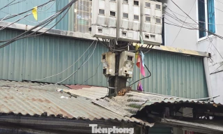 Kỳ lạ nhà 'ôm' cột điện tại phường trung tâm Thủ đô